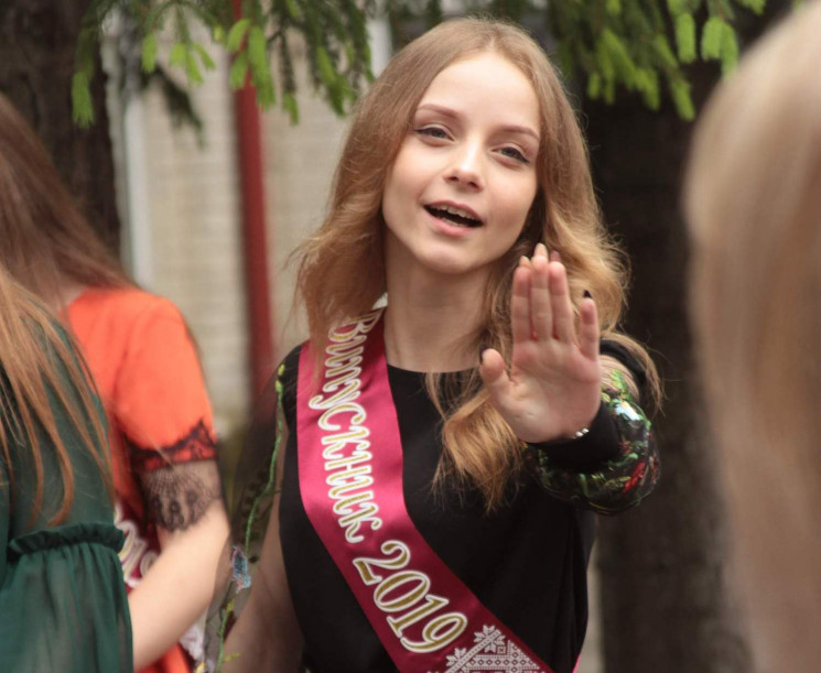 Як у Львові дівчата прощалися зі школами…