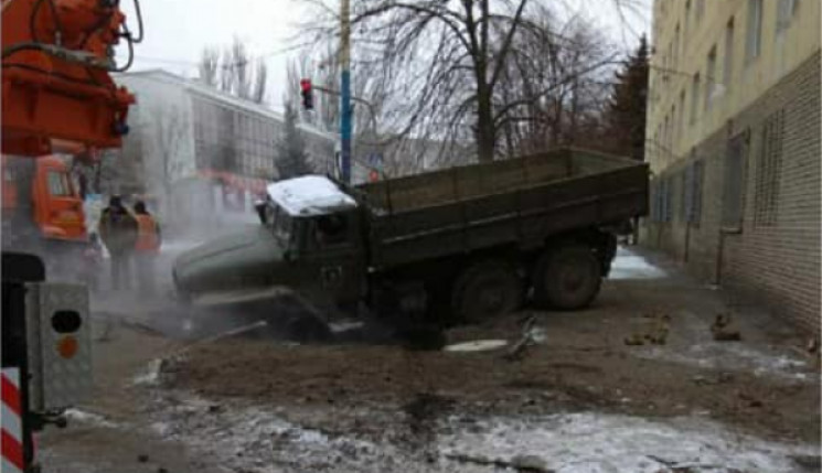 В "ЛНР" военный грузовик с боевиками про…