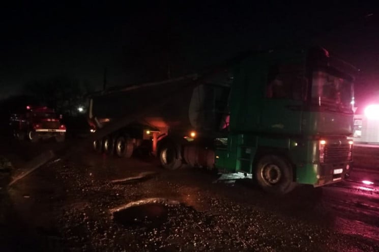 На Днепропетровщине на грузовик упал сто…