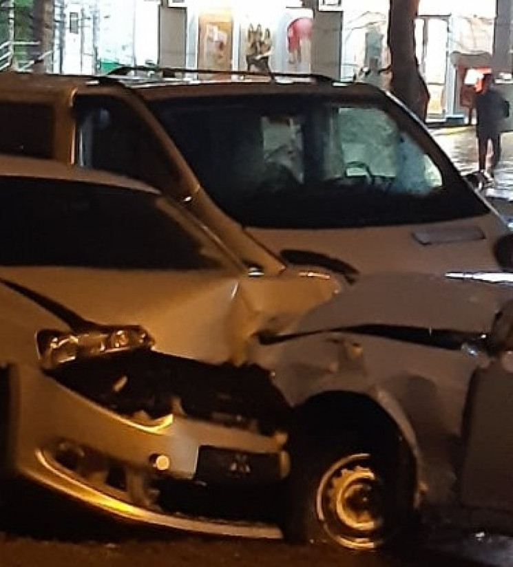 У Вінниці сталась ДТП: Автівку викинуло…