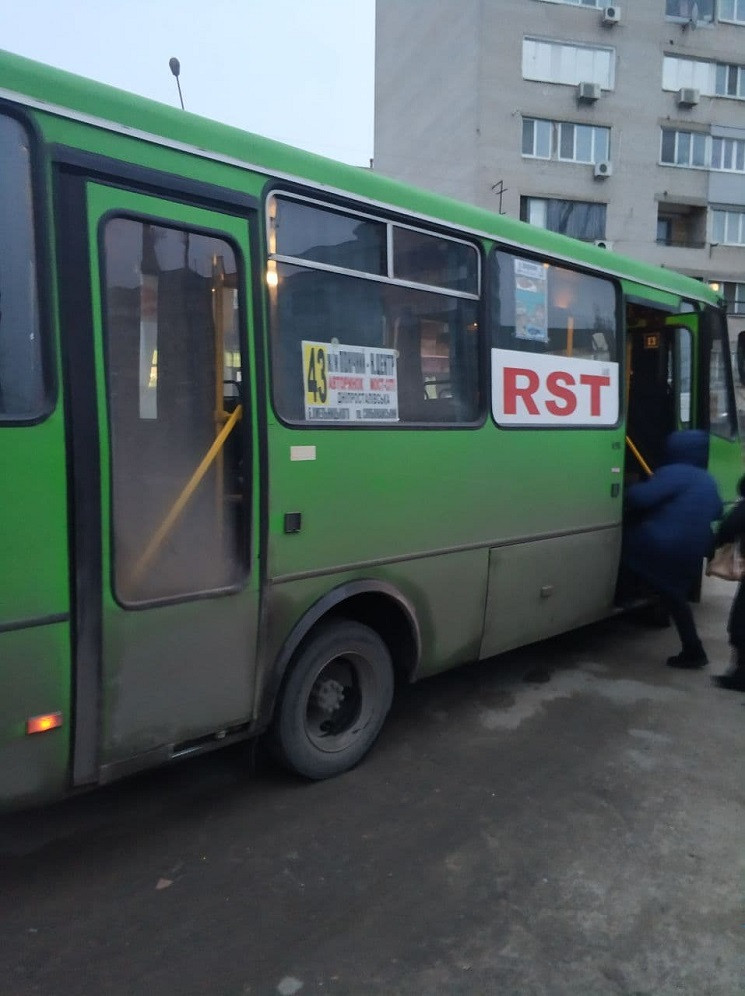 Жители Днепра требуют большие автобусы н…