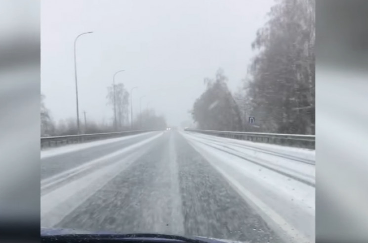 Трасу Київ-Ковель засипає снігом…