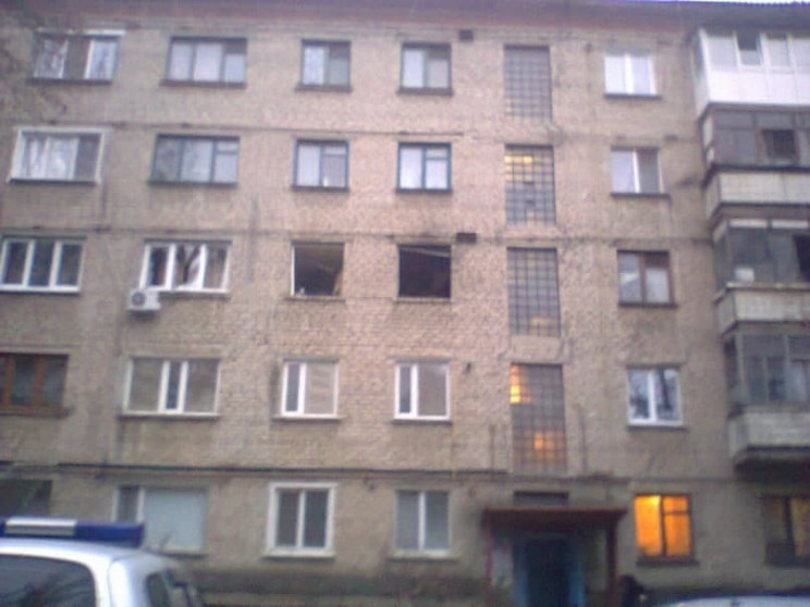 В Луганске произошел взрыв в доме, где ж…