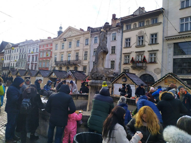 За чим стоять: У центрі Львова під час л…