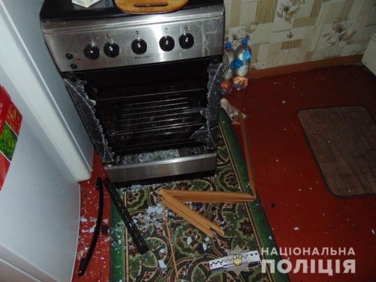 В Киеве мужчина выбросил из окна гостя,…