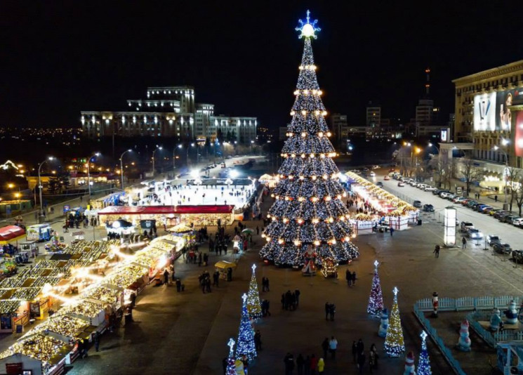 В центре Харькова демонтируют новогоднюю…