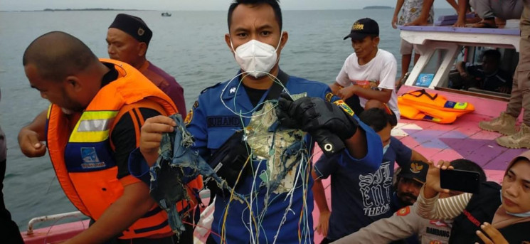 В Індонезії знайшли рештки тіл та уламки…