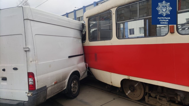 У Києві сталась ДТП за участі трамвая…