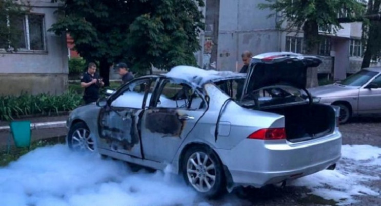 В Украине взорвали автомобиль многократн…
