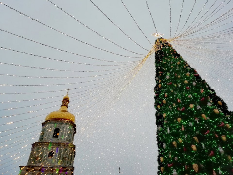 На Софійській площі у Києві розпочали де…