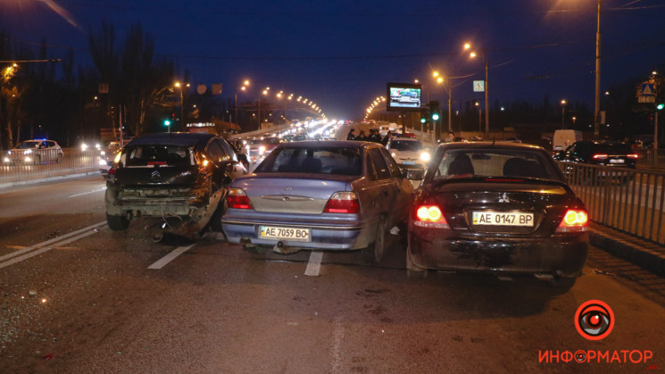 У Дніпрі п'яний водій протаранив дві авт…