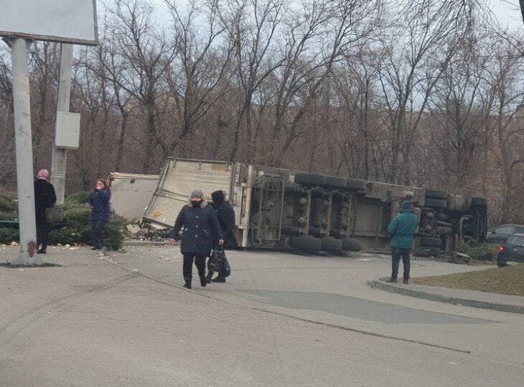 В Днепре перевернулась фура с молочной п…