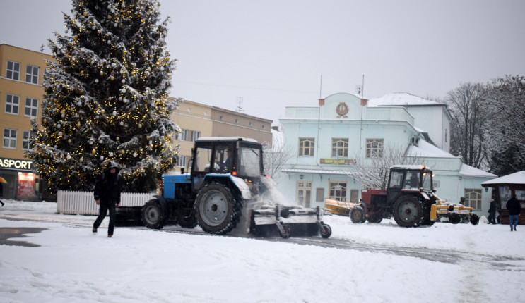 Сніг в Ужгороді: Комунальники ліквідовую…