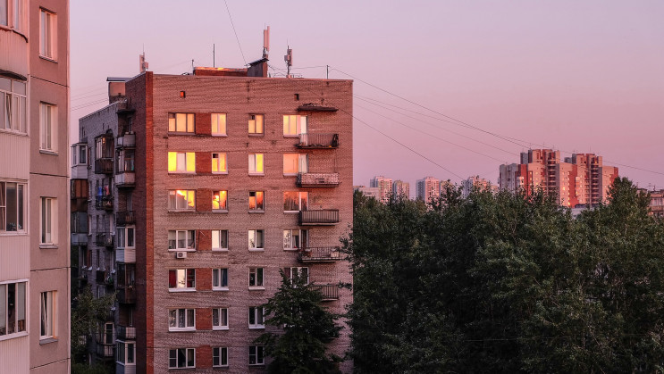 На Засумській рятували дівчину, яка випа…