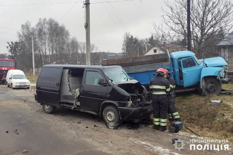 За фактом зіткнення вантажівки і буса на…