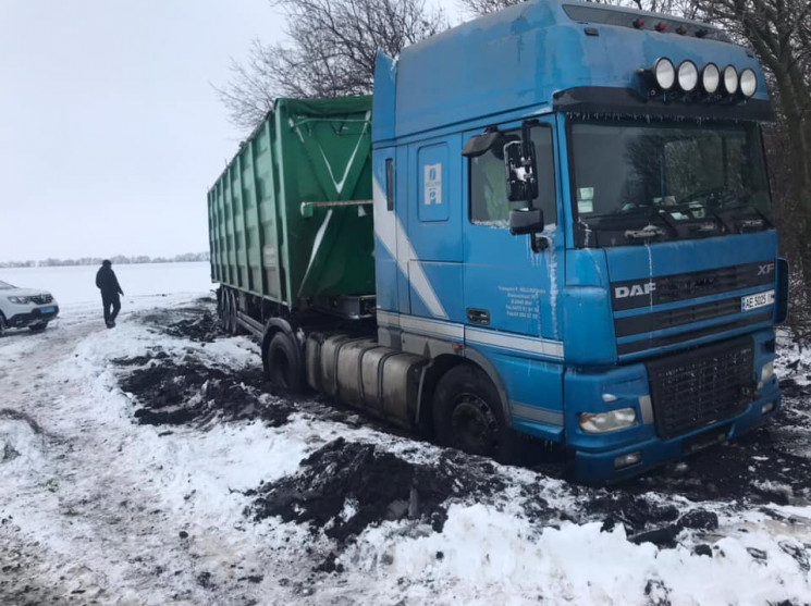 На Днепропетровщине фура застряла в снеж…