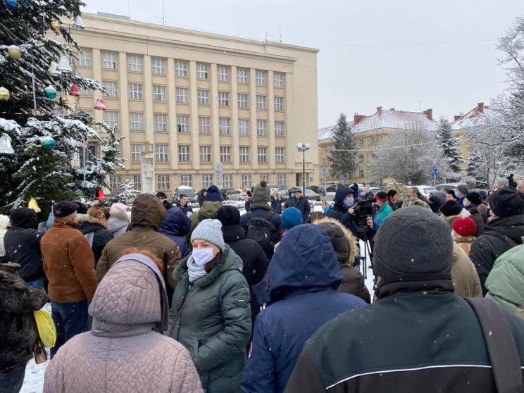 Під стінами Закарпатської ОДА зібрався м…