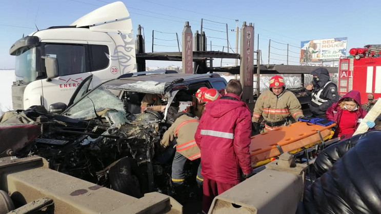 Під Одесою легковик врізався у вантажівк…