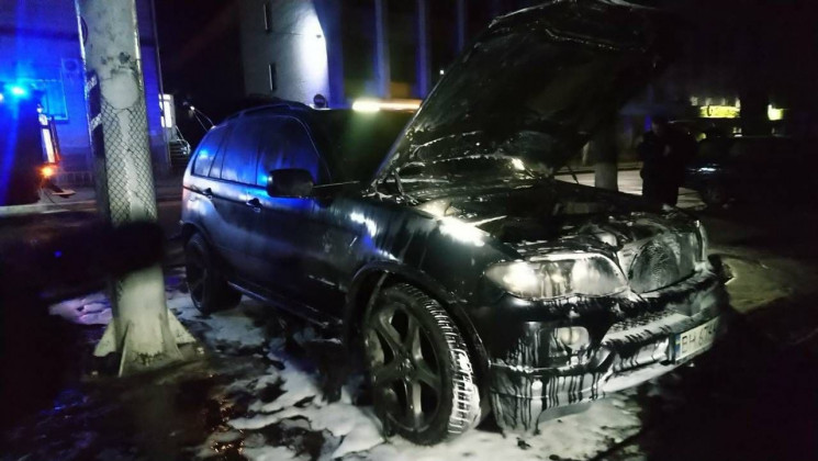 В Одесской области подожгли BMW-X5 на па…