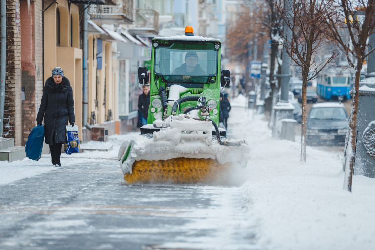 У Вінниці на вулиці вийшла снігоприбирал…
