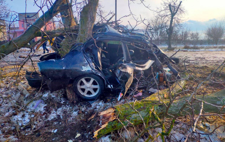 На Херсонщині водій розтрощив "Ніссан" о…