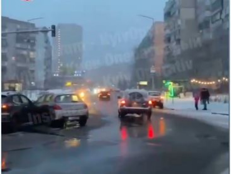 Снегопад в столице: в Киеве уже произошл…