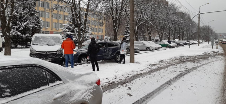 У Вінниці автомобіль "перескочив" через…