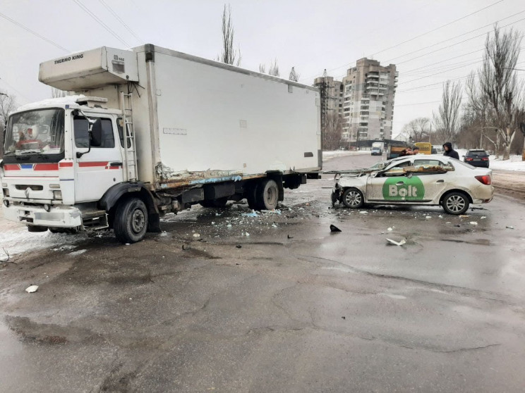 В Запорожье автомобиль такси столкнулся…