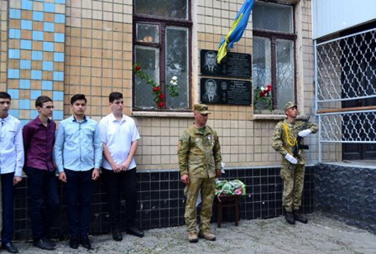 Дошки на честь загиблих на Донбасі відкр…