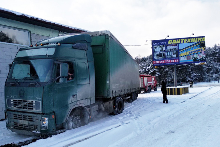 На Хмельниччині вантажівка застрягла у с…