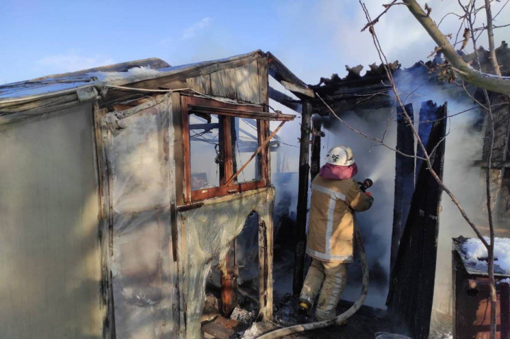На Харківщині спалахнула будівля з дрова…