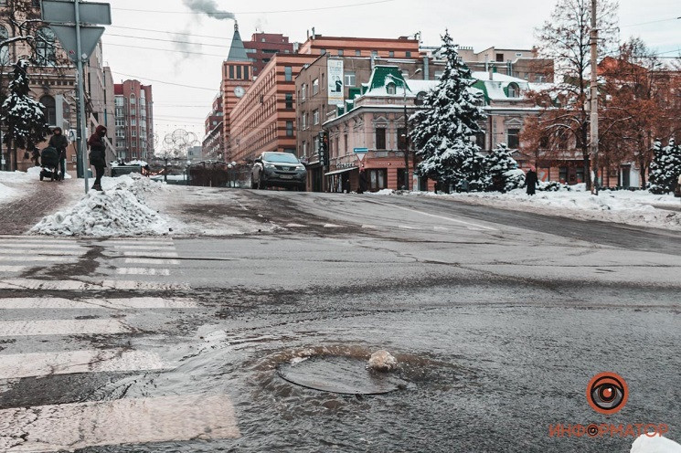 На центральном проспекте Днепра из-под л…