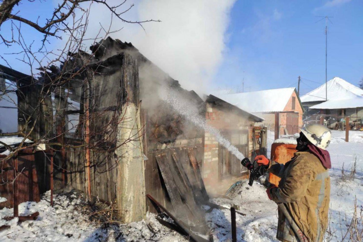 На Харківщині у вогні загинули три людин…