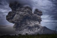 В Индонезии началось извержение вулкана:…