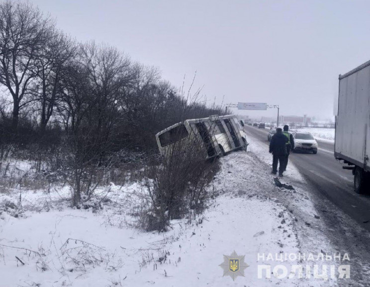 На Харківщині пасажирський автобус та ле…