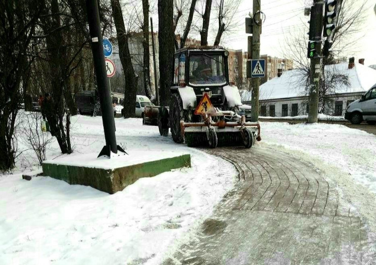 У Хмельницькому спецтехніка цілодобово ч…