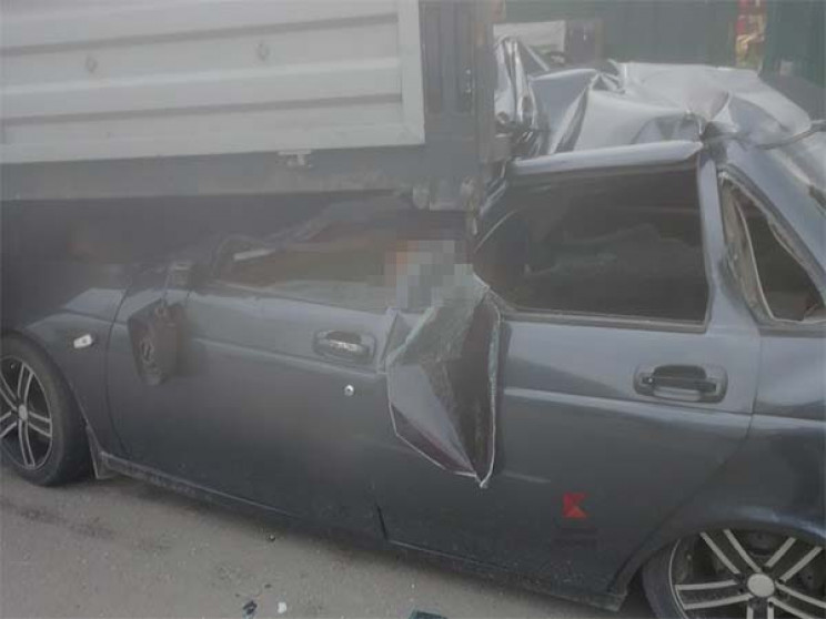 У Краснодарі авто потрапило під вантажів…