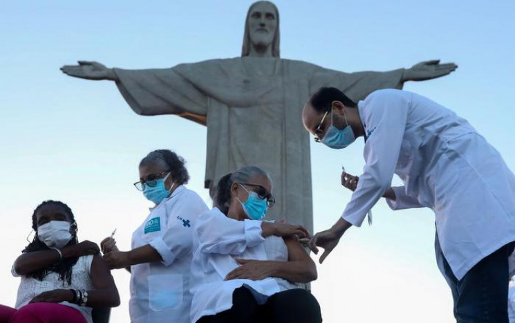 В Бразилии начали массовую иммунизацию к…