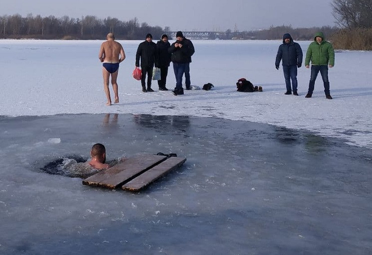 Як у Дніпрі в парку Сагайдак люди пірнал…