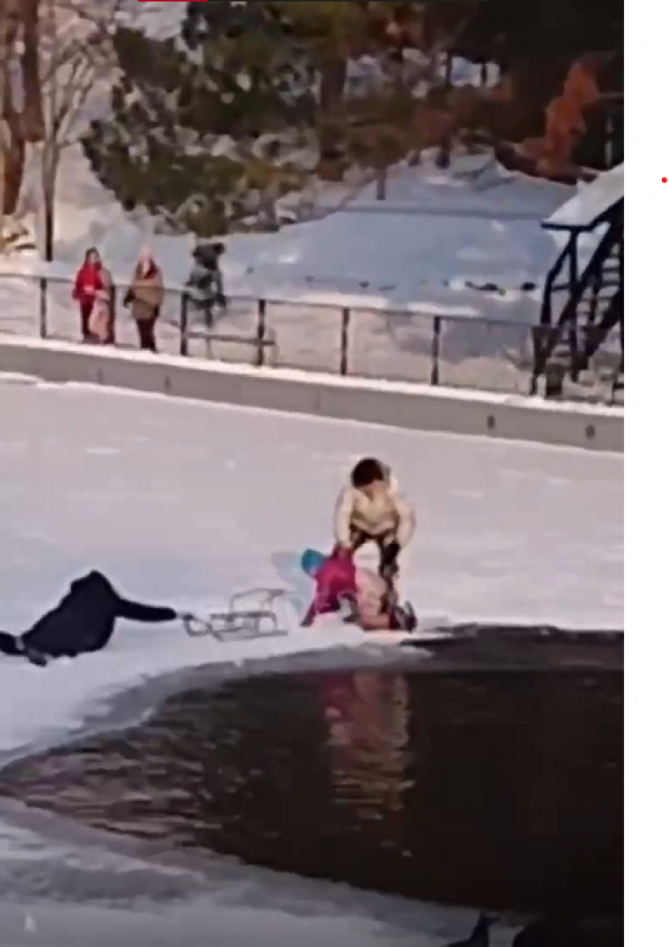 На пруду в Парке Победы двое детей прова…