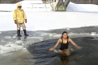 Крещение в сильный мороз: Как украинцы с…
