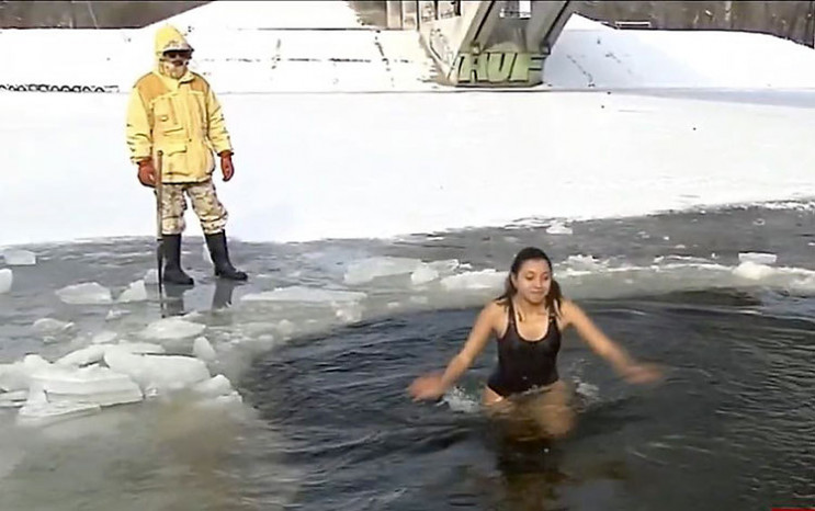 Крещение в сильный мороз: Как украинцы с…