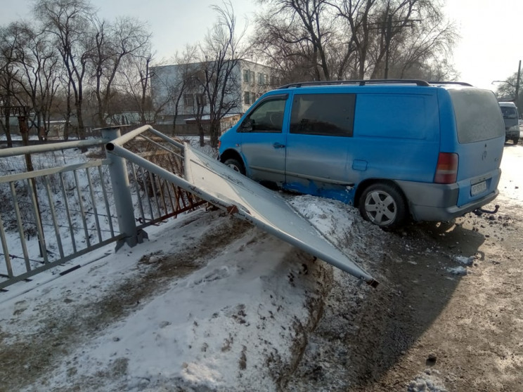 В Запорожье авто чуть не слетело с моста…