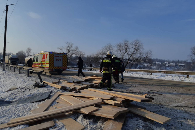На Харківщині дві вантажівки зіткнулися…