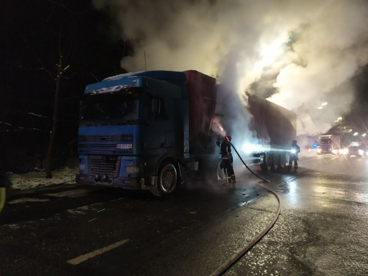 У Києві на дорозі загорілась вантажівка…