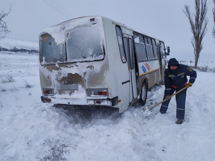 Під Феодосією у снігових заметах застряг…