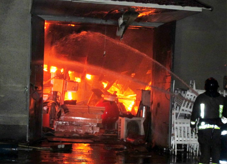 Всю ночь спасатели тушили пожар на склад…