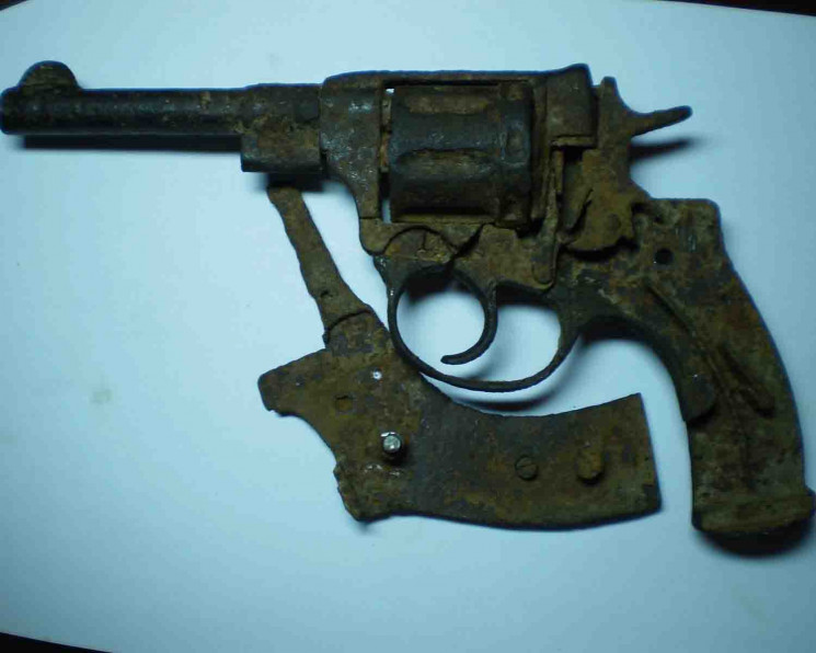 В Крыму рабочий украл револьвер с раскоп…
