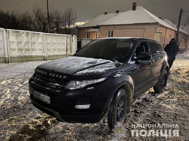 У Мукачеві поліція виявила два автомобіл…