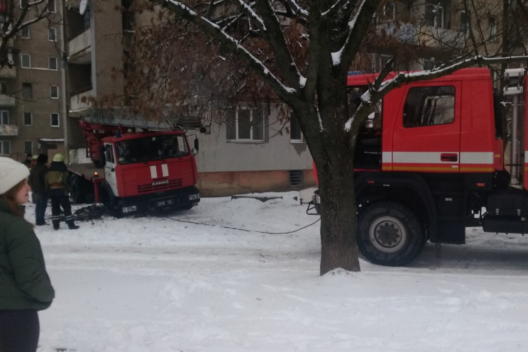 В Ужгороді пожежна автівка колесом прова…